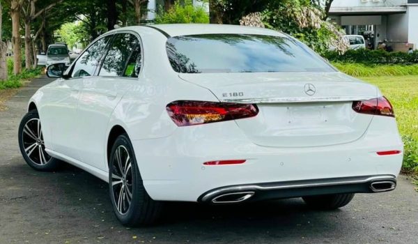 mercedes-e180-2021-2022-2023-ngoai-that-noi-that-mercedeshaxaco-com-vn-4